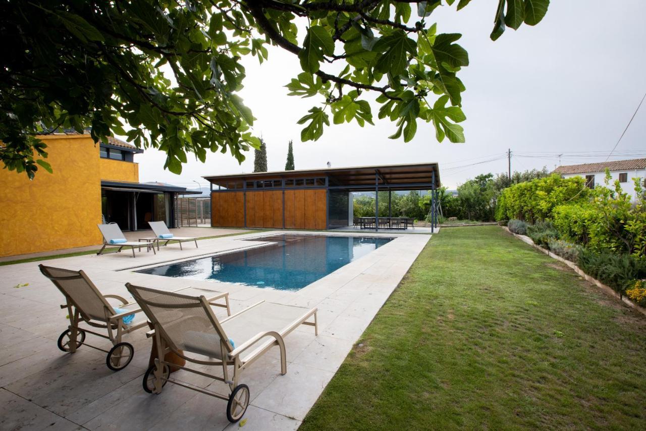 Masia Cal Sisplau: Vineyard Retreat with Pool near Barcelona San Martin Sarroca Exterior photo