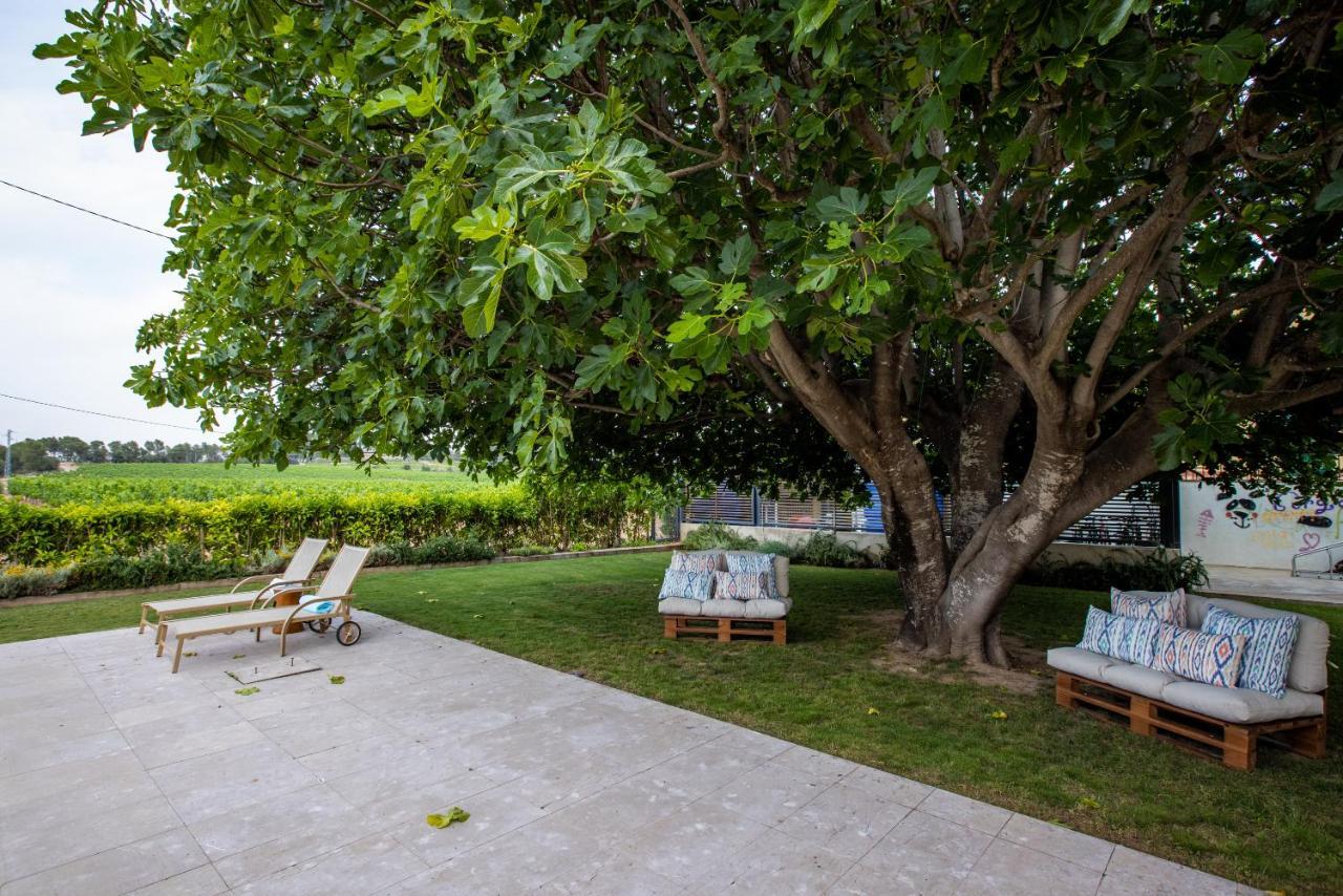 Masia Cal Sisplau: Vineyard Retreat with Pool near Barcelona San Martin Sarroca Exterior photo