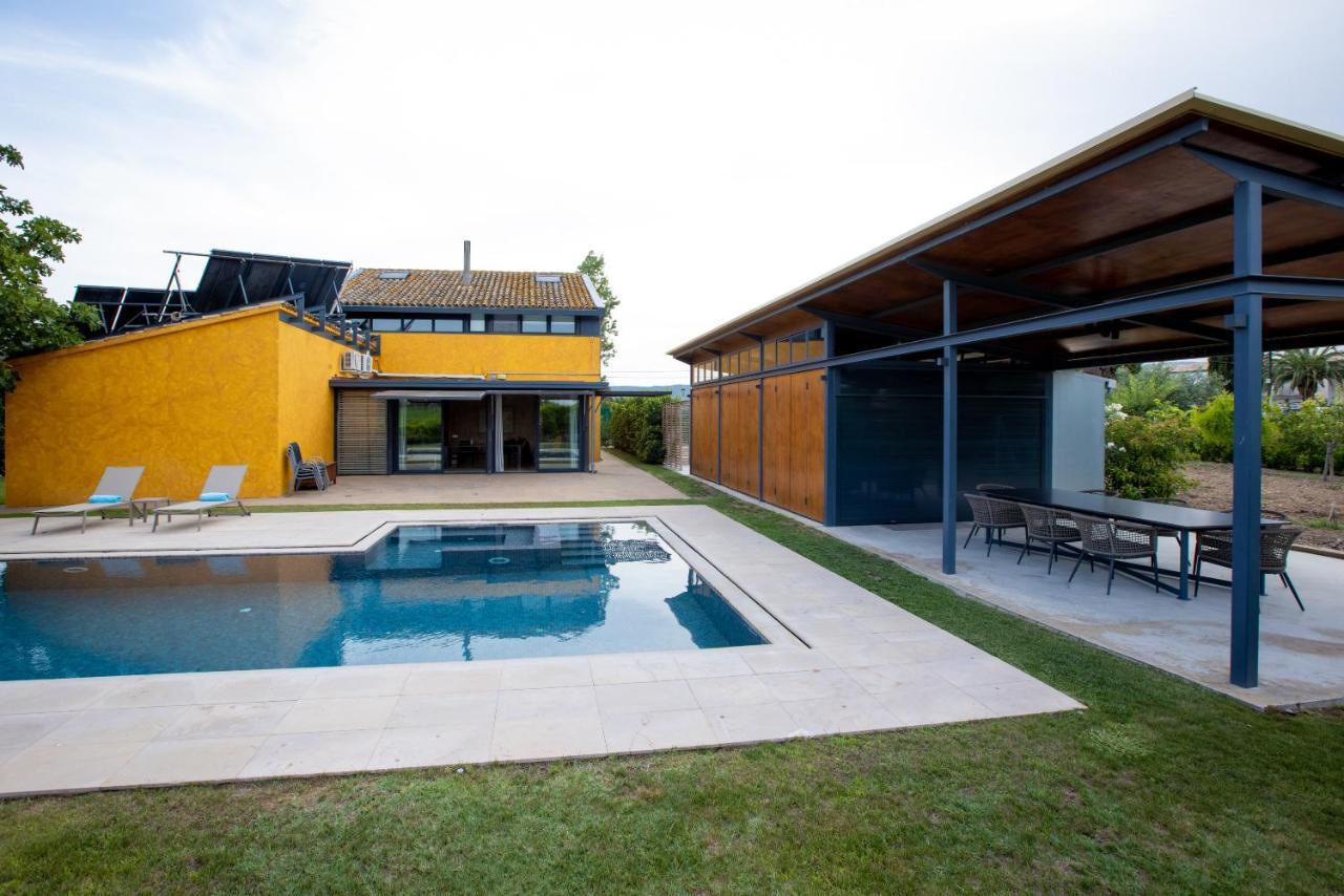 Masia Cal Sisplau: Vineyard Retreat with Pool near Barcelona San Martin Sarroca Exterior photo