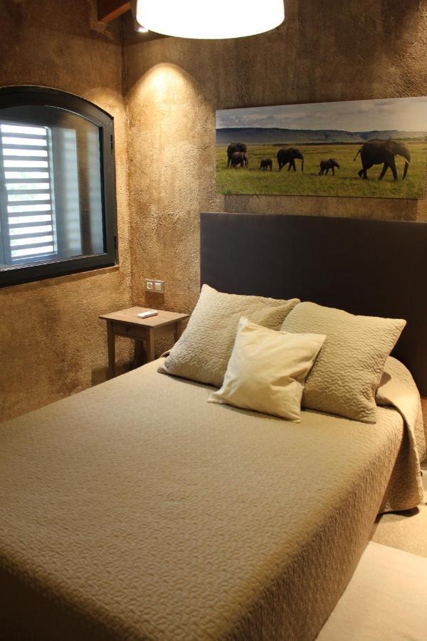 Masia Cal Sisplau: Vineyard Retreat with Pool near Barcelona San Martin Sarroca Exterior photo