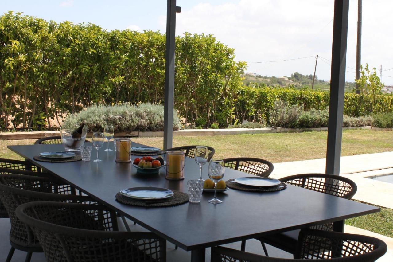 Masia Cal Sisplau: Vineyard Retreat with Pool near Barcelona San Martin Sarroca Exterior photo