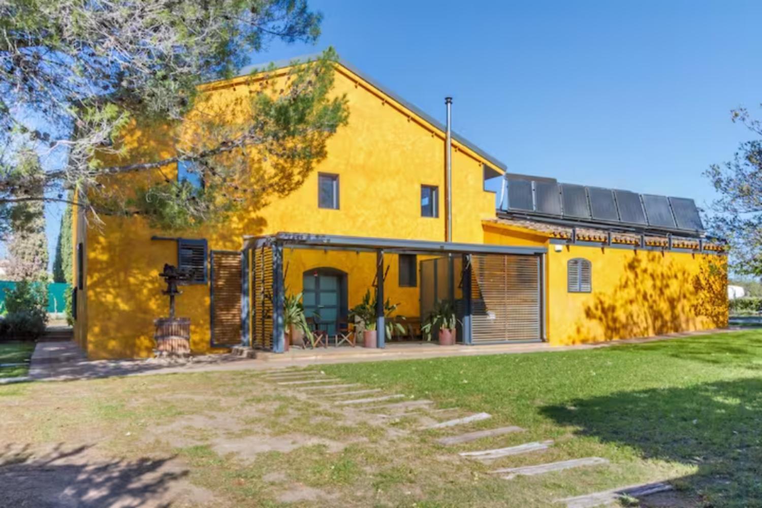Masia Cal Sisplau: Vineyard Retreat with Pool near Barcelona San Martin Sarroca Exterior photo